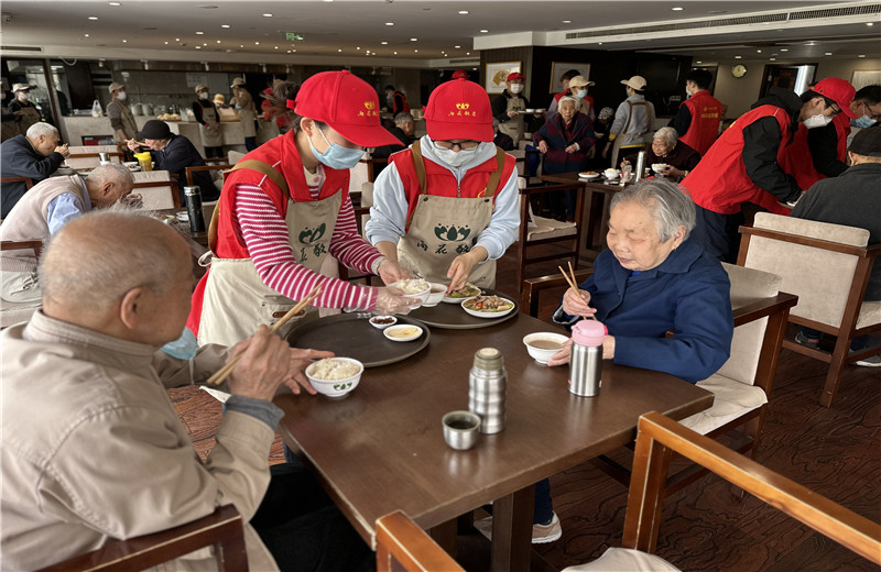 2023年4月12日，控股集團(tuán)志愿者走進(jìn)杭州市上城區(qū)雨花敬老院開展公益志愿服務(wù)。