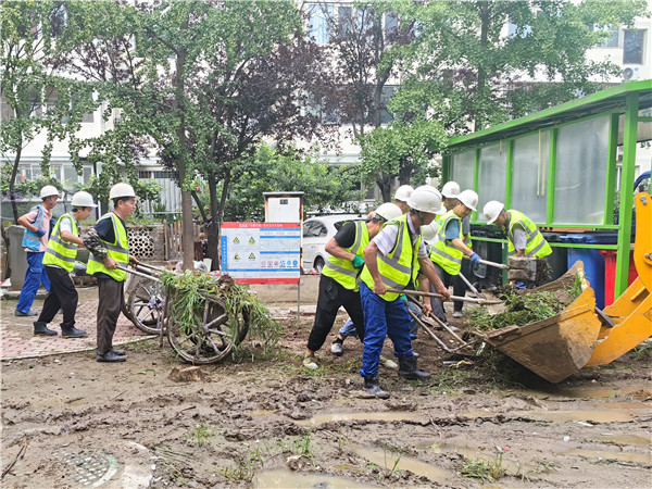 圖13.房山金地璟宸項目派出到北潞園小區(qū)支援清淤行動.jpg